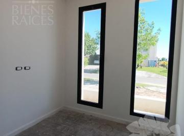 Casa · 238m² · 6 Ambientes · 1 Cochera · Casa en El Canton - Golf