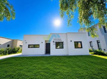 Casa · 104m² · 4 Ambientes · 1 Cochera · Venta de Casa en Una Planta Lote Interno - San Ramon Pilar del Este