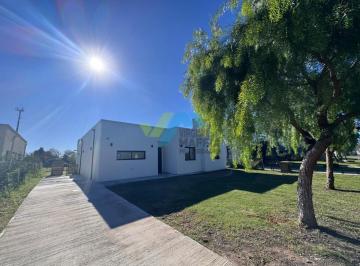 Casa · 104m² · 4 Ambientes · 1 Cochera · Casa en Una Planta Lote Interno - San Ramon Pilar del Este