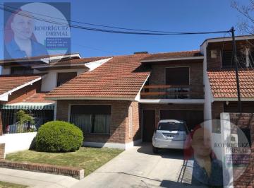 Casa · 180m² · 4 Ambientes · 1 Cochera · Chalet a 3 Cuadras de La Estacion con 3 Dorm.!