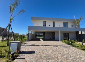 Quinta vacacional · 250m² · 4 Ambientes · 4 Cocheras · Quinta en El Rebenque