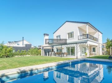 Casa · 185m² · 4 Ambientes · 2 Cocheras · Propiedad 4 Amb con Gran Jardin y Piscina y Excelentes Calidades en El Barrio Privado Rumenco