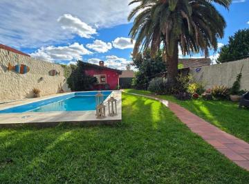 Casa · 161m² · 5 Ambientes · 4 Cocheras · Venta - Casa - Castelar - Reciclada C/jardin, Pileta, Quincho, Parrila, Garage 4 Autos