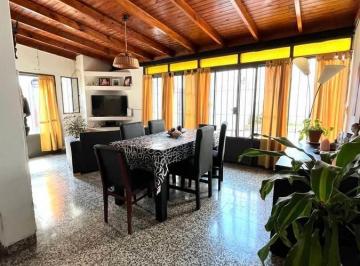 Casa · 263m² · 4 Ambientes · 2 Cocheras · Venta - Casa - Lanus - 4 Amb.
