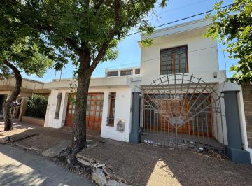 Casa · 362m² · 4 Dormitorios · 1 Cochera · Casa en Venta - Barrio G. Lehmann