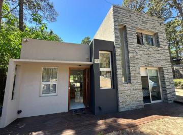 Casa · 120m² · 4 Ambientes · Casa en Alquiler Temporario de 3 Dorm. en Mar de Las Pampas