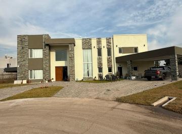 Casa de 7 ambientes, Esteban Echeverría · Casa en Venta C/ Cochera en Lagos de Canning