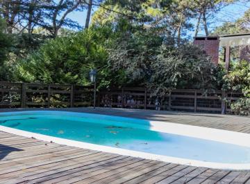 Casa · 226m² · 5 Ambientes · 1 Cochera · Casa a Refaccionar de 4 Dorm. y Pileta en Venta en Cariló