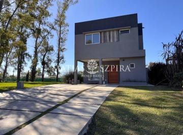 Casa · 136m² · 4 Ambientes · 1 Cochera · Venta Casa en Alvarez del Bosque