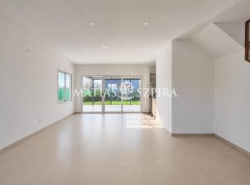Casa · 136m² · 4 Ambientes · 1 Cochera · Venta Casa en Alvarez del Bosque