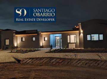 Casa · 225m² · 4 Ambientes · 4 Cocheras · Venta o Alquiler Casa de Estilo Unico en Medal Pilar