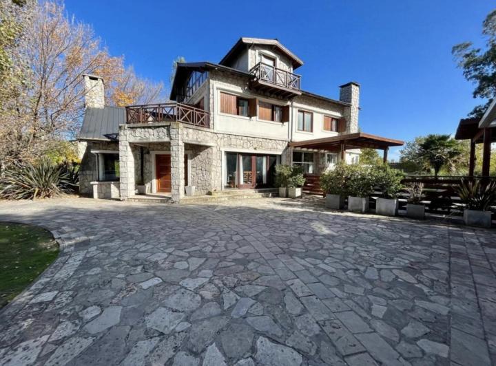 Casa · 400m² · 12 Ambientes · 2 Cocheras