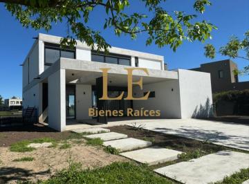 Casa · 271m² · 5 Ambientes · 4 Cocheras · Casa a La Venta en El Naudir a La Laguna