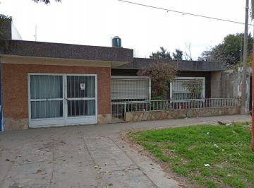 Casa · 140m² · 4 Ambientes · 1 Cochera · Casa 3 Dorm. Zona Centro
