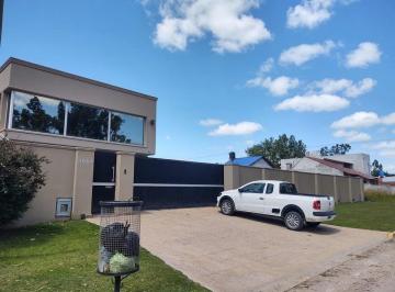 Casa de 5 ambientes, Santa Clara del Mar · En Venta Propiedad de 5 Ambientes con Piscina Climatizada, Santa Clara del Mar