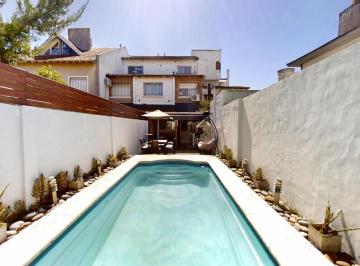 Casa · 180m² · 5 Ambientes · 1 Cochera · Casa Duplex en Venta de 5 Ambientes en Martinez con Vestidor, Playroom, Jardín y Cochera
