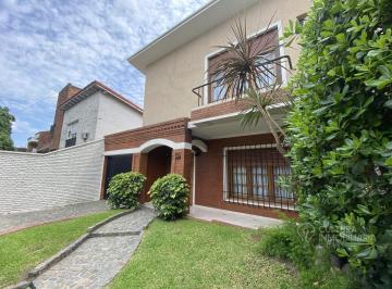 Casa · 248m² · 5 Ambientes · 1 Cochera · Casa Venta 5 Ambientes Castelar Apta Credito Permuta