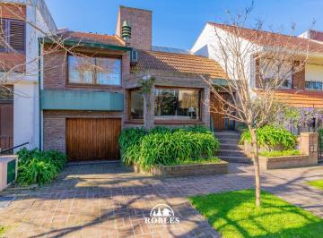 Casa · 284m² · 5 Ambientes · 1 Cochera · Chalet en El Excelente Entorno de Los Troncos