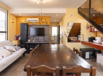 Casa · 70m² · 4 Ambientes · 3 Cocheras · Casa en Venta en La Plata de Dos Dorm.
