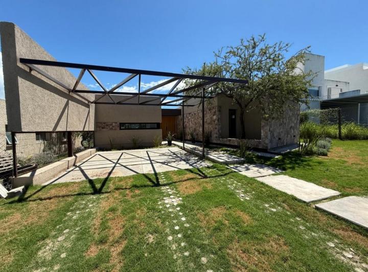 Casa · 553m² · 5 Ambientes · 2 Cocheras