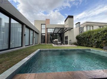 Casa · 216m² · 5 Ambientes · 2 Cocheras · Vista Pueblo/3 Hab/2 Baños/piscina