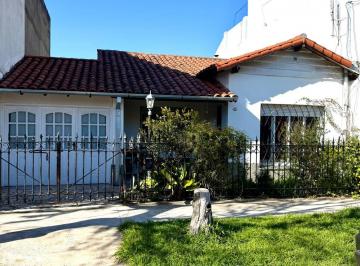 Casa de 3 ambientes, San Isidro · Casa Una Planta, de 3 Ambientes, Toil, Baño, Patioy Amplio Garage. Lote Propio