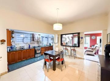 Casa · 225m² · 6 Ambientes · 1 Cochera · Casas 3 Dorm. en Venta, La Plata con Cochera y Parque