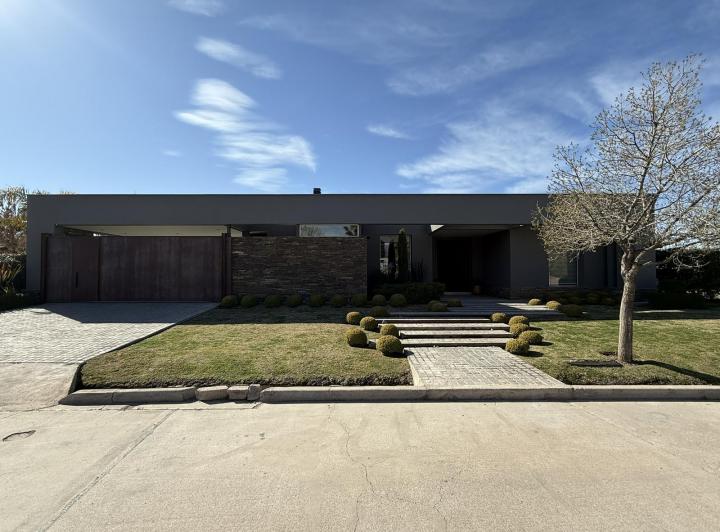 Casa · 327m² · 15 Ambientes · 2 Cocheras
