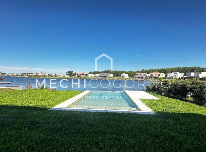 Casa · 216m² · 6 Ambientes · 4 Cocheras