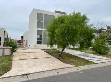 Casa · 147m² · 4 Ambientes · 2 Cocheras · Casa en Venta en Pilar del Este Santa Elena 4 Ambientes