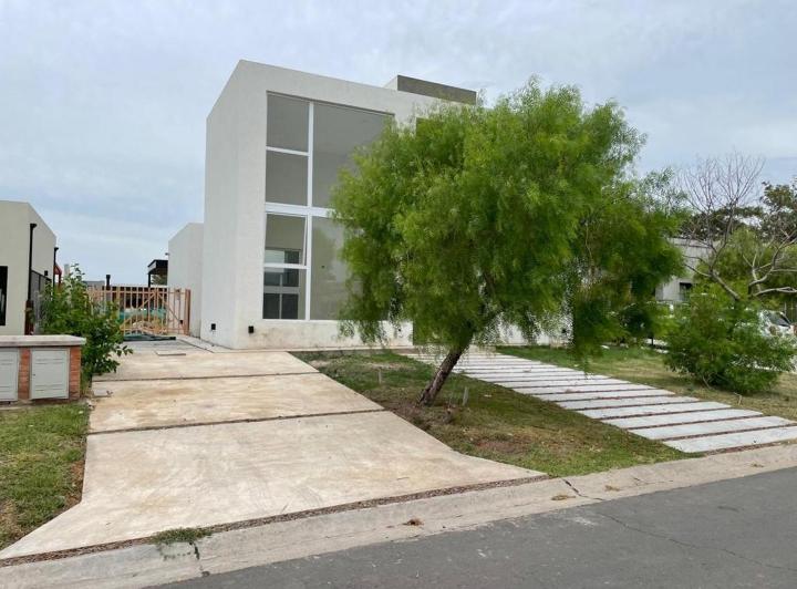 Casa · 147m² · 4 Ambientes · 2 Cocheras