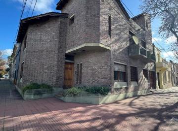 Casa · 225m² · 5 Ambientes · 1 Cochera · Amplia Casa en Calle 23 y 30