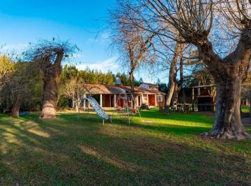 Casa · 160m² · 4 Ambientes · 2 Cocheras · Casa Quinta con Pileta a La Venta en Arturo Segui