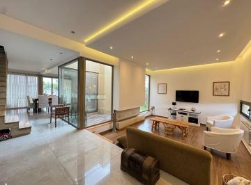 Casa · 214m² · 6 Ambientes · Venta: Casa de Cuatro Dorm. con Pileta y Galería con Parrillero. Puerto Roldan, Rosario