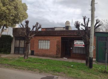 Casa · 90m² · 3 Ambientes · 1 Cochera · Casa Americana a m de Av Pte. Peron