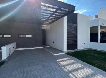 Casa · 112m² · 2 Dormitorios · 1 Cochera · Casa Planta Baja 2 Dorm. Claros del Bosque Village