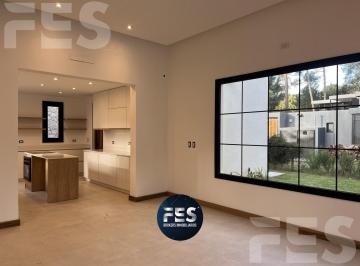 Casa · 160m² · 4 Ambientes · 1 Cochera · Casa en Venta 4 Ambientes en Pinamar Isla del Golf con Pileta