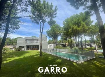 Casa · 274m² · 5 Ambientes · 3 Cocheras · Hermosa Casa en Venta - Costa Esmeralda Barrio Privado.