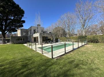 Casa · 260m² · 5 Ambientes · 1 Cochera · Casa en Venta Barrio Rumenco