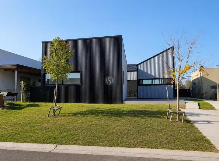 Casa · 140m² · 4 Ambientes · 3 Cocheras