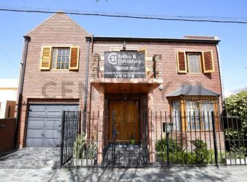 Casa · 204m² · 4 Ambientes · 2 Cocheras · Casa en Venta en La Plata Apta Banco