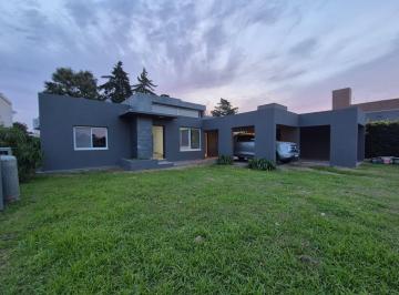 Casa · 630m² · 5 Ambientes · 2 Cocheras · Casa de Tres Dorm. en Campos de Esther