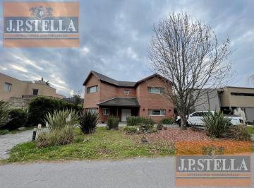 Casa · 244m² · 5 Ambientes · 2 Cocheras · Excelente Chalet 5 Amb. C/ Pileta 244 m² Cub. - Barrio La Deseada - Ezeiza