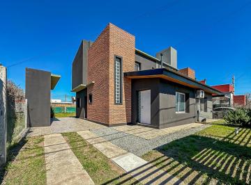 Casa · 95m² · 4 Ambientes · 1 Cochera · Casa Tierra de Sueños Alvear