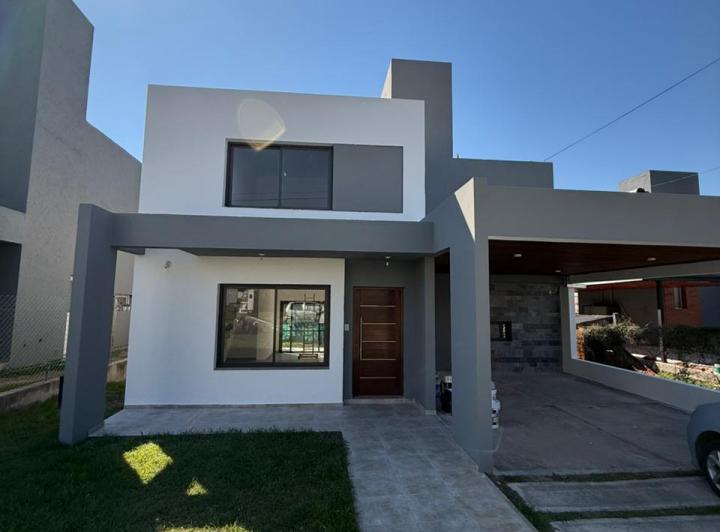 Casa · 4 Ambientes · 2 Cocheras