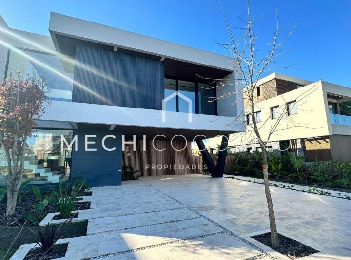 Casa · 500m² · 6 Ambientes · 4 Cocheras