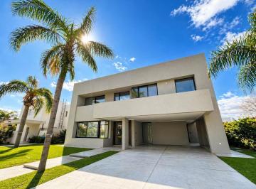 Casa · 254m² · 6 Ambientes · 2 Cocheras · Venta: Casa de Tres Dorm. con Galería y Parrillero. Cadaques, Funes Hills, Rosario