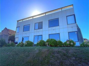 Casa · 400m² · 5 Ambientes · 3 Cocheras · Casa de Alquiler Frente Al Mar, con Excelente Ubicación