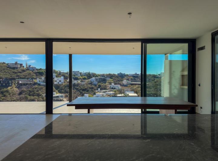 Casa · 280m² · 6 Ambientes · 5 Cocheras