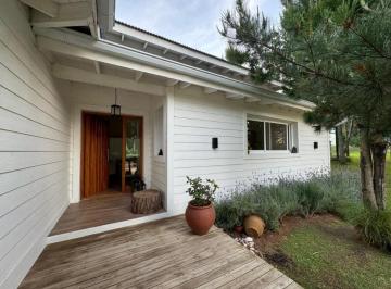Casa · 175m² · 5 Ambientes · 4 Cocheras · Casa Estilo Canadiense o Malibu